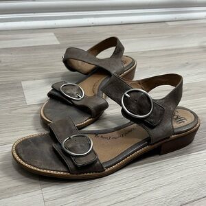 Sofft Women's Brown Leather Sandals Sz 9.5 platform padded Bohemian Comfy Casual